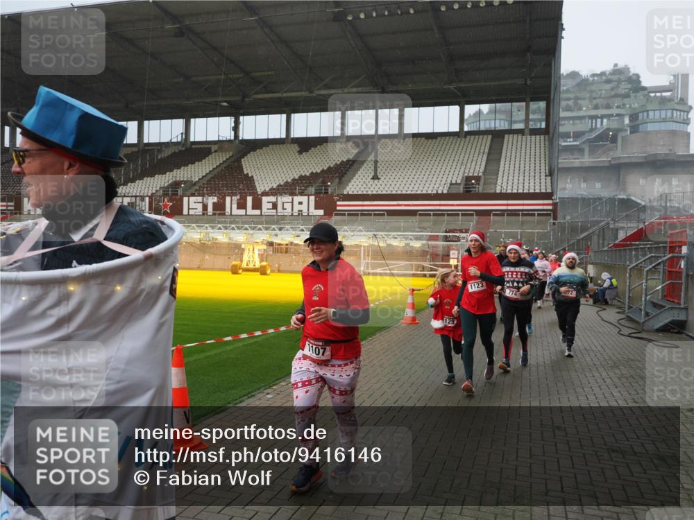 07.12.2025 - St. Pauli X-Mass-Run No. 15 Fabian Wolf http://msf.ph/oto/9416146 07.12.2025 11:07:58 Ziel 271, 273, 286, 293, 389, 397, 653, 772, 774, 1107, 1123, 1129, 1226, 1230, 1249, 1342, 1355, 1378, 1381, 1382, 1383, 1439, 1441, 1460, 1520, 1525, 1809, 1810, 1812, 4798, 4815 meine-sportfotos.de