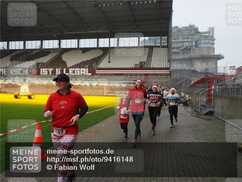 07.12.2025 - St. Pauli X-Mass-Run No. 15 Fabian Wolf http://msf.ph/oto/9416148 07.12.2025 11:07:59 Ziel 271, 273, 286, 293, 629, 635, 653, 772, 774, 1107, 1123, 1129, 1226, 1230, 1249, 1342, 1355, 1378, 1381, 1382, 1383, 1439, 1441, 1460, 1520, 1525, 1809, 1810, 1812, 4798, 4815 meine-sportfotos.de