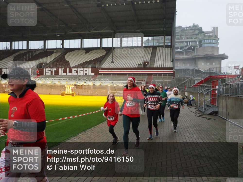 07.12.2025 - St. Pauli X-Mass-Run No. 15 Fabian Wolf http://msf.ph/oto/9416150 07.12.2025 11:07:59 Ziel 271, 273, 286, 293, 629, 635, 653, 772, 774, 1107, 1123, 1129, 1226, 1230, 1249, 1342, 1355, 1378, 1381, 1382, 1383, 1439, 1441, 1460, 1520, 1525, 1809, 1810, 1812, 4798, 4815 meine-sportfotos.de