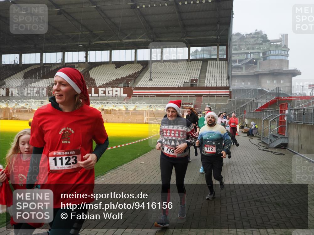 07.12.2025 - St. Pauli X-Mass-Run No. 15 Fabian Wolf http://msf.ph/oto/9416156 07.12.2025 11:08:00 Ziel 271, 273, 286, 293, 629, 635, 653, 772, 774, 1107, 1123, 1129, 1226, 1230, 1249, 1342, 1355, 1378, 1381, 1382, 1383, 1439, 1441, 1460, 1520, 1525, 1809, 1810, 1812, 4798, 4815 meine-sportfotos.de