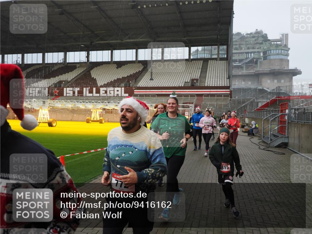 07.12.2025 - St. Pauli X-Mass-Run No. 15 Fabian Wolf http://msf.ph/oto/9416162 07.12.2025 11:08:02 Ziel 271, 286, 293, 629, 635, 653, 772, 774, 1107, 1123, 1129, 1226, 1230, 1249, 1342, 1355, 1378, 1381, 1382, 1383, 1439, 1441, 1460, 1520, 1525, 1809, 1810, 4798, 4815 meine-sportfotos.de