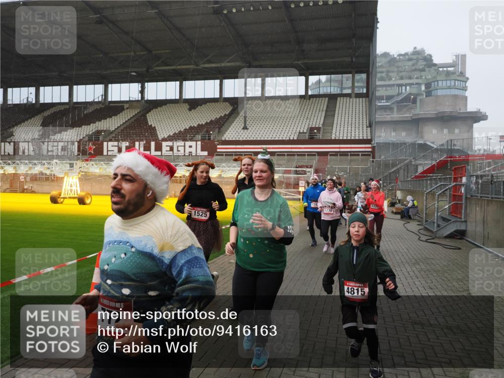 07.12.2025 - St. Pauli X-Mass-Run No. 15 Fabian Wolf http://msf.ph/oto/9416163 07.12.2025 11:08:02 Ziel 271, 286, 293, 629, 635, 653, 772, 774, 1107, 1123, 1129, 1226, 1230, 1249, 1342, 1355, 1378, 1381, 1382, 1383, 1439, 1441, 1460, 1520, 1525, 1809, 1810, 4798, 4815 meine-sportfotos.de