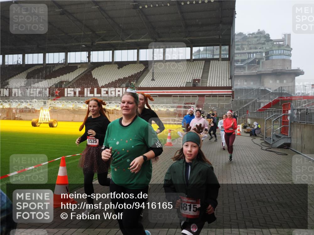 07.12.2025 - St. Pauli X-Mass-Run No. 15 Fabian Wolf http://msf.ph/oto/9416165 07.12.2025 11:08:02 Ziel 271, 286, 293, 629, 635, 653, 772, 774, 1107, 1123, 1129, 1226, 1230, 1249, 1342, 1355, 1378, 1381, 1382, 1383, 1439, 1441, 1460, 1520, 1525, 1809, 1810, 4798, 4815 meine-sportfotos.de
