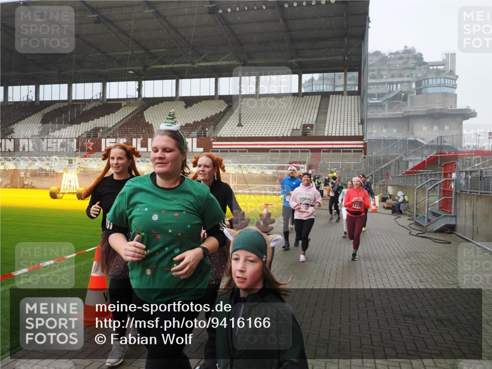 07.12.2025 - St. Pauli X-Mass-Run No. 15 Fabian Wolf http://msf.ph/oto/9416166 07.12.2025 11:08:02 Ziel 271, 286, 293, 629, 635, 653, 772, 774, 1107, 1123, 1129, 1226, 1230, 1249, 1342, 1355, 1378, 1381, 1382, 1383, 1439, 1441, 1460, 1520, 1525, 1809, 1810, 4798, 4815 meine-sportfotos.de