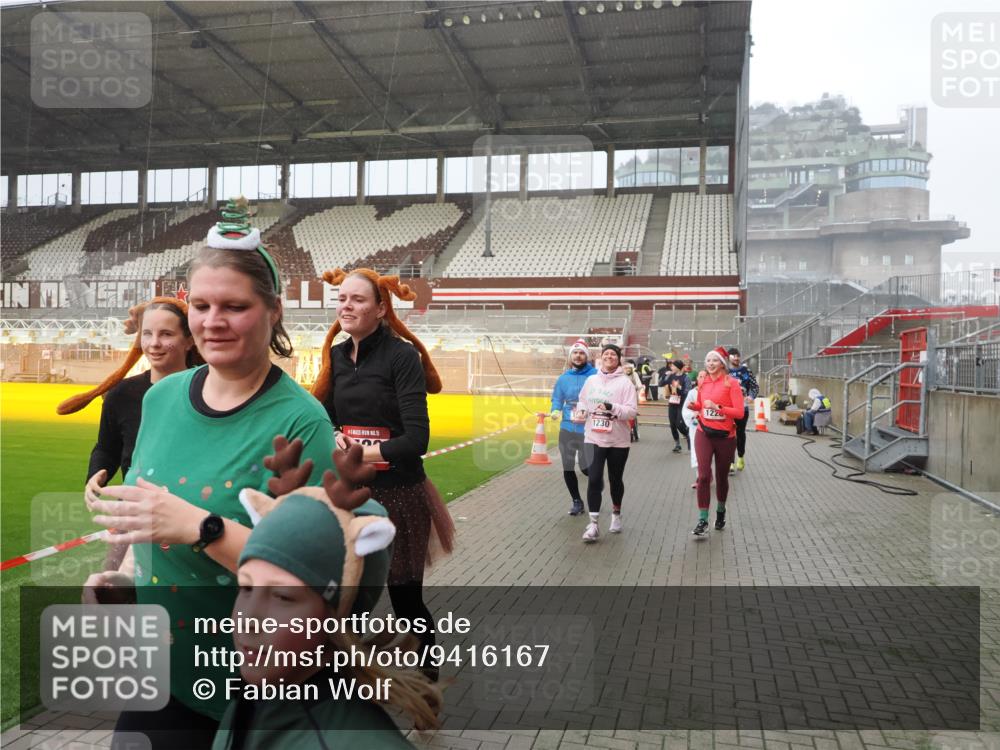 07.12.2025 - St. Pauli X-Mass-Run No. 15 Fabian Wolf http://msf.ph/oto/9416167 07.12.2025 11:08:03 Ziel 286, 293, 629, 635, 653, 772, 774, 1107, 1123, 1129, 1226, 1230, 1249, 1342, 1355, 1378, 1381, 1382, 1383, 1460, 1520, 1525, 1596, 1809, 1810, 4798, 4815 meine-sportfotos.de