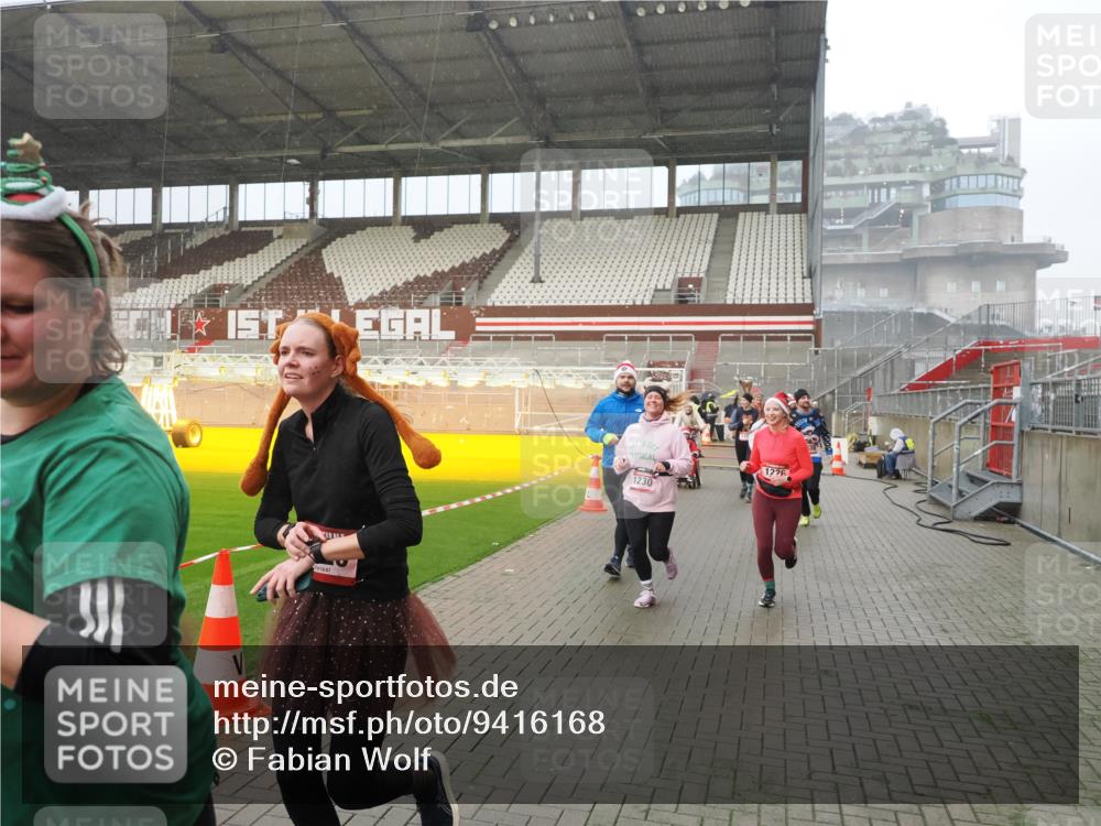 07.12.2025 - St. Pauli X-Mass-Run No. 15 Fabian Wolf http://msf.ph/oto/9416168 07.12.2025 11:08:03 Ziel 286, 293, 629, 635, 653, 772, 774, 1107, 1123, 1129, 1226, 1230, 1249, 1342, 1355, 1378, 1381, 1382, 1383, 1460, 1520, 1525, 1596, 1809, 1810, 4798, 4815 meine-sportfotos.de
