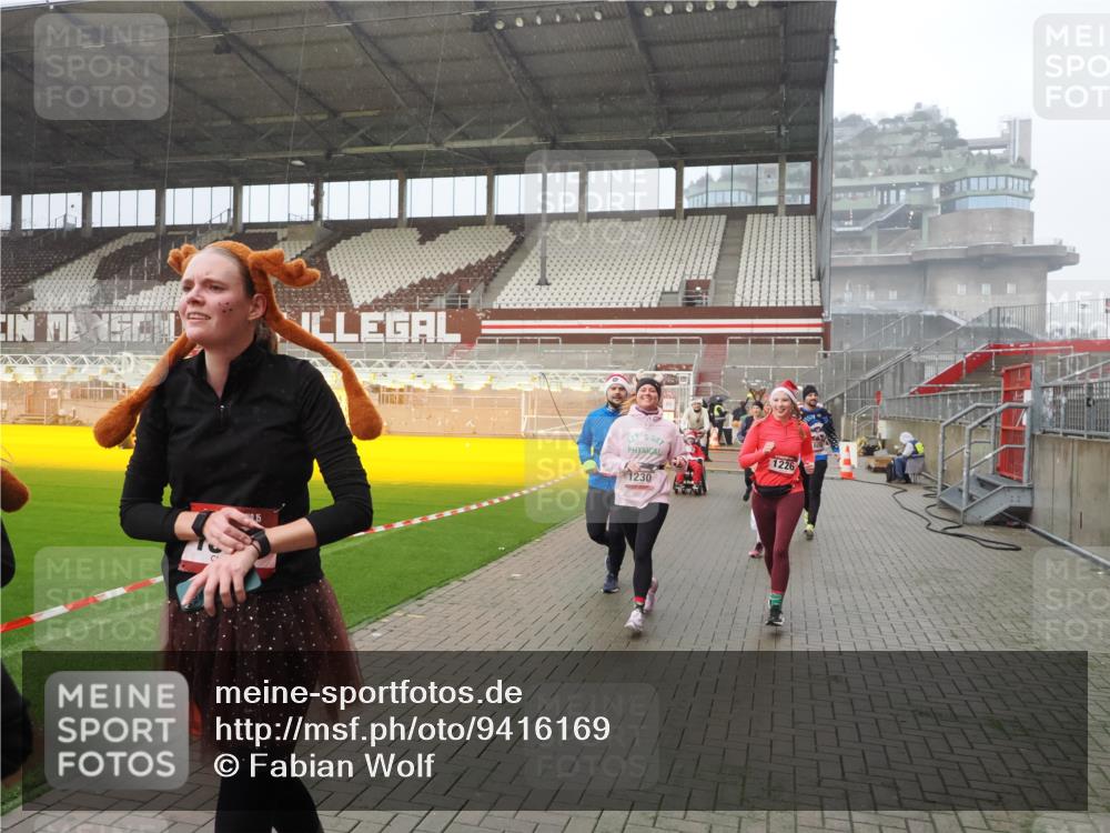 07.12.2025 - St. Pauli X-Mass-Run No. 15 Fabian Wolf http://msf.ph/oto/9416169 07.12.2025 11:08:03 Ziel 286, 293, 629, 635, 653, 772, 774, 1107, 1123, 1129, 1226, 1230, 1249, 1342, 1355, 1378, 1381, 1382, 1383, 1460, 1520, 1525, 1596, 1809, 1810, 4798, 4815 meine-sportfotos.de