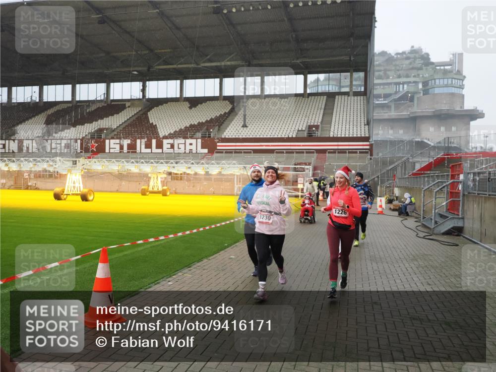 07.12.2025 - St. Pauli X-Mass-Run No. 15 Fabian Wolf http://msf.ph/oto/9416171 07.12.2025 11:08:03 Ziel 286, 293, 629, 635, 653, 772, 774, 1107, 1123, 1129, 1226, 1230, 1249, 1342, 1355, 1378, 1381, 1382, 1383, 1460, 1520, 1525, 1596, 1809, 1810, 4798, 4815 meine-sportfotos.de