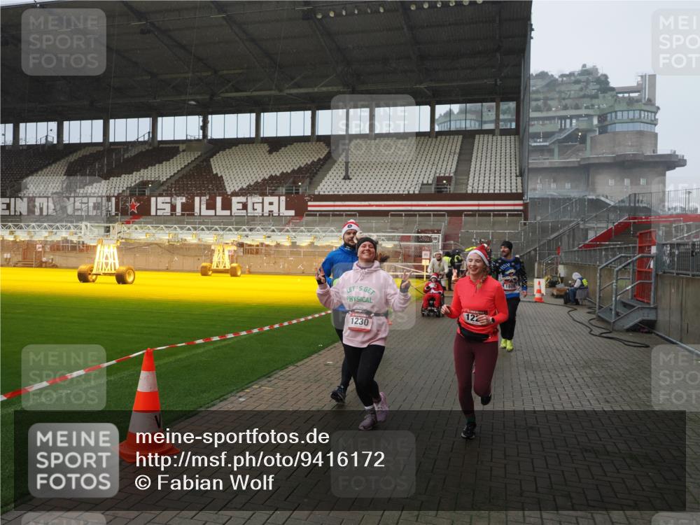 07.12.2025 - St. Pauli X-Mass-Run No. 15 Fabian Wolf http://msf.ph/oto/9416172 07.12.2025 11:08:04 Ziel 286, 293, 629, 635, 653, 772, 774, 1107, 1123, 1129, 1226, 1230, 1249, 1342, 1355, 1378, 1381, 1382, 1383, 1460, 1520, 1525, 1596, 1809, 1810, 4798, 4815 meine-sportfotos.de