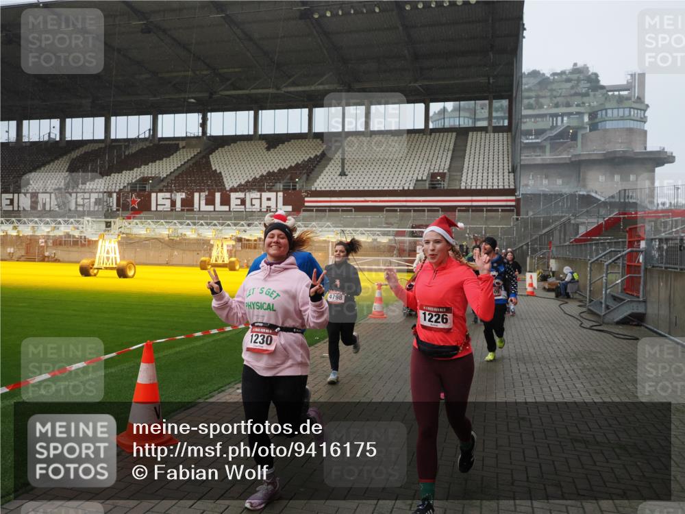 07.12.2025 - St. Pauli X-Mass-Run No. 15 Fabian Wolf http://msf.ph/oto/9416175 07.12.2025 11:08:04 Ziel 286, 293, 629, 635, 653, 772, 774, 1107, 1123, 1129, 1226, 1230, 1249, 1342, 1355, 1378, 1381, 1382, 1383, 1460, 1520, 1525, 1596, 1809, 1810, 4798, 4815 meine-sportfotos.de