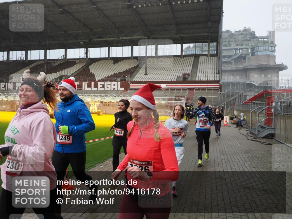 07.12.2025 - St. Pauli X-Mass-Run No. 15 Fabian Wolf http://msf.ph/oto/9416178 07.12.2025 11:08:05 Ziel 286, 293, 629, 635, 653, 772, 774, 1107, 1123, 1129, 1226, 1230, 1249, 1342, 1355, 1378, 1381, 1382, 1383, 1460, 1520, 1525, 1596, 1809, 1810, 4798, 4815 meine-sportfotos.de