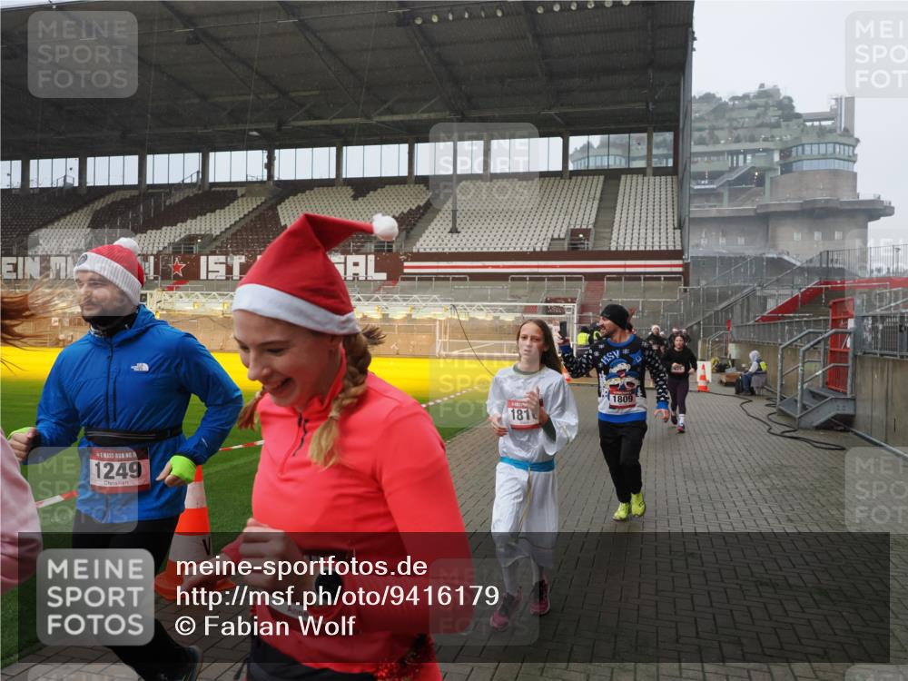 07.12.2025 - St. Pauli X-Mass-Run No. 15 Fabian Wolf http://msf.ph/oto/9416179 07.12.2025 11:08:05 Ziel 286, 293, 629, 635, 653, 772, 774, 1107, 1123, 1129, 1226, 1230, 1249, 1342, 1355, 1378, 1381, 1382, 1383, 1460, 1520, 1525, 1596, 1809, 1810, 4798, 4815 meine-sportfotos.de