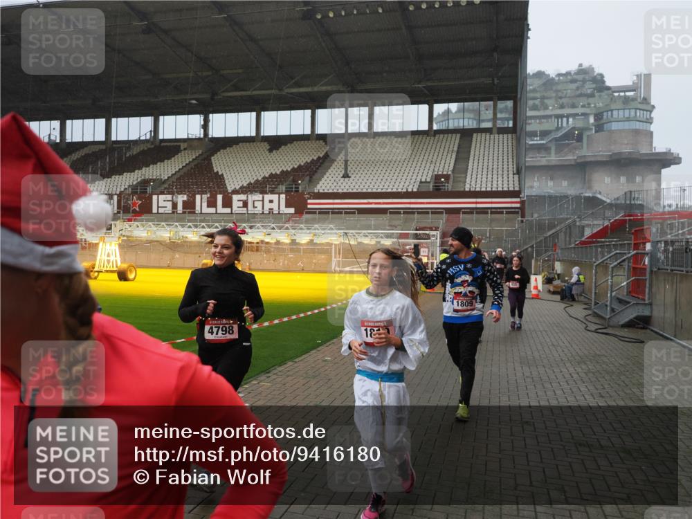 07.12.2025 - St. Pauli X-Mass-Run No. 15 Fabian Wolf http://msf.ph/oto/9416180 07.12.2025 11:08:05 Ziel 286, 293, 629, 635, 653, 772, 774, 1107, 1123, 1129, 1226, 1230, 1249, 1342, 1355, 1378, 1381, 1382, 1383, 1460, 1520, 1525, 1596, 1809, 1810, 4798, 4815 meine-sportfotos.de
