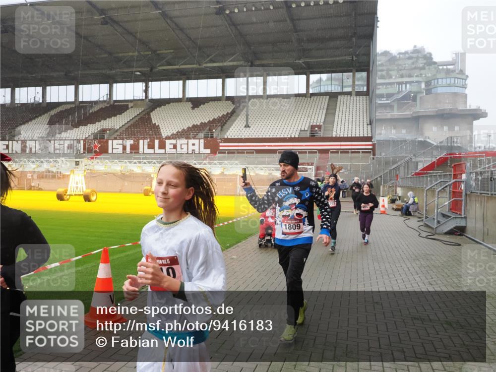 07.12.2025 - St. Pauli X-Mass-Run No. 15 Fabian Wolf http://msf.ph/oto/9416183 07.12.2025 11:08:06 Ziel 286, 293, 629, 635, 653, 772, 774, 1107, 1123, 1129, 1226, 1230, 1249, 1342, 1355, 1381, 1460, 1520, 1525, 1596, 1809, 1810, 4798, 4815 meine-sportfotos.de
