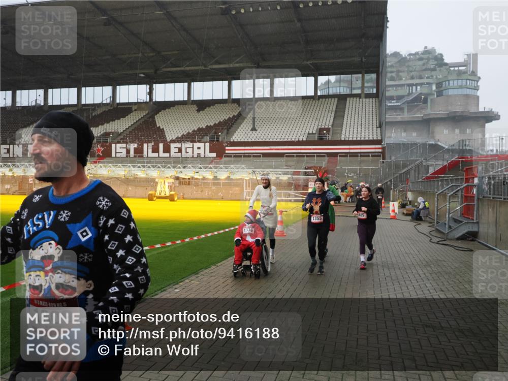 07.12.2025 - St. Pauli X-Mass-Run No. 15 Fabian Wolf http://msf.ph/oto/9416188 07.12.2025 11:08:07 Ziel 629, 635, 653, 772, 774, 1107, 1123, 1129, 1226, 1230, 1249, 1342, 1355, 1520, 1525, 1559, 1596, 1809, 1810, 4798, 4815 meine-sportfotos.de