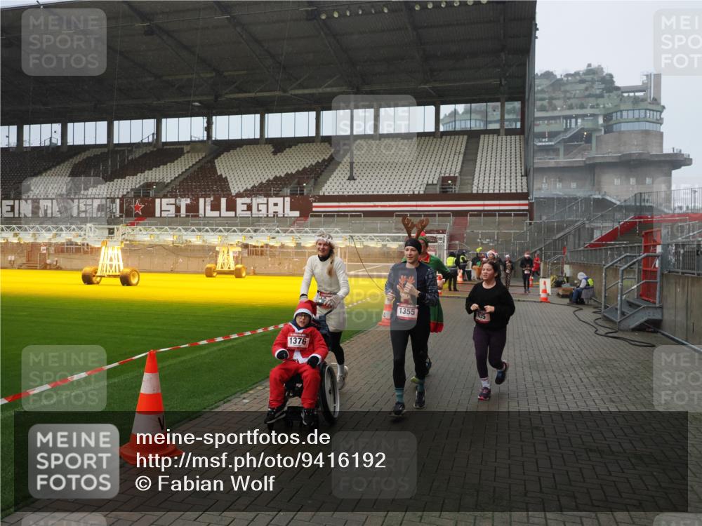 07.12.2025 - St. Pauli X-Mass-Run No. 15 Fabian Wolf http://msf.ph/oto/9416192 07.12.2025 11:08:08 Ziel 629, 635, 653, 772, 774, 1107, 1123, 1129, 1226, 1230, 1249, 1342, 1355, 1520, 1525, 1559, 1560, 1596, 1809, 1810, 4798, 4815 meine-sportfotos.de