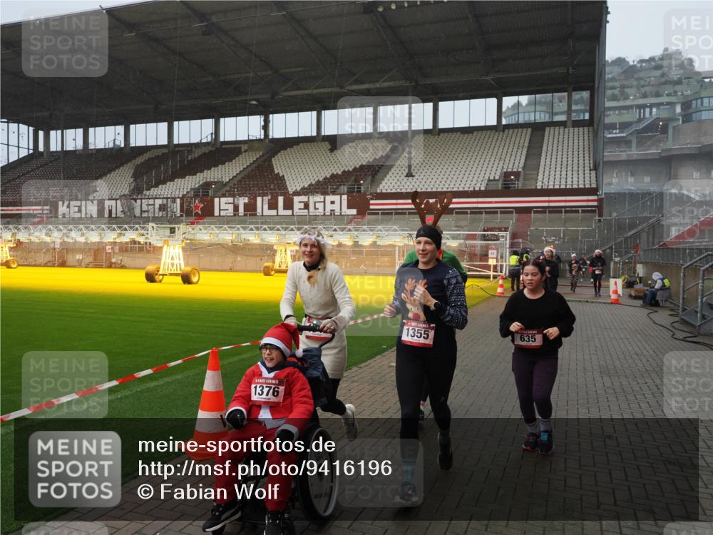 07.12.2025 - St. Pauli X-Mass-Run No. 15 Fabian Wolf http://msf.ph/oto/9416196 07.12.2025 11:08:08 Ziel 629, 635, 653, 772, 774, 1107, 1123, 1129, 1226, 1230, 1249, 1342, 1355, 1520, 1525, 1559, 1560, 1596, 1809, 1810, 4798, 4815 meine-sportfotos.de