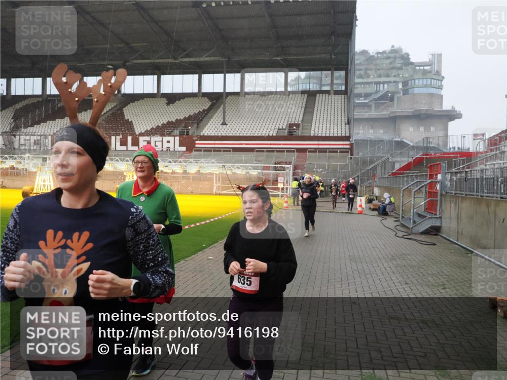 07.12.2025 - St. Pauli X-Mass-Run No. 15 Fabian Wolf http://msf.ph/oto/9416198 07.12.2025 11:08:09 Ziel 100, 629, 635, 653, 772, 774, 1107, 1123, 1129, 1226, 1230, 1249, 1342, 1355, 1520, 1525, 1559, 1560, 1596, 1809, 1810, 4798, 4815 meine-sportfotos.de