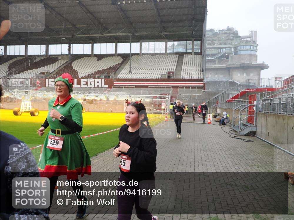 07.12.2025 - St. Pauli X-Mass-Run No. 15 Fabian Wolf http://msf.ph/oto/9416199 07.12.2025 11:08:10 Ziel 100, 629, 635, 653, 772, 774, 1123, 1129, 1226, 1230, 1249, 1342, 1355, 1520, 1525, 1559, 1560, 1596, 1809, 1810, 4798, 4815 meine-sportfotos.de