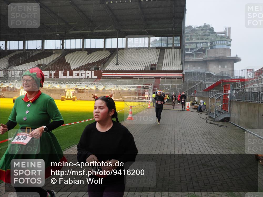 07.12.2025 - St. Pauli X-Mass-Run No. 15 Fabian Wolf http://msf.ph/oto/9416200 07.12.2025 11:08:10 Ziel 100, 629, 635, 653, 772, 774, 1123, 1129, 1226, 1230, 1249, 1342, 1355, 1520, 1525, 1559, 1560, 1596, 1809, 1810, 4798, 4815 meine-sportfotos.de