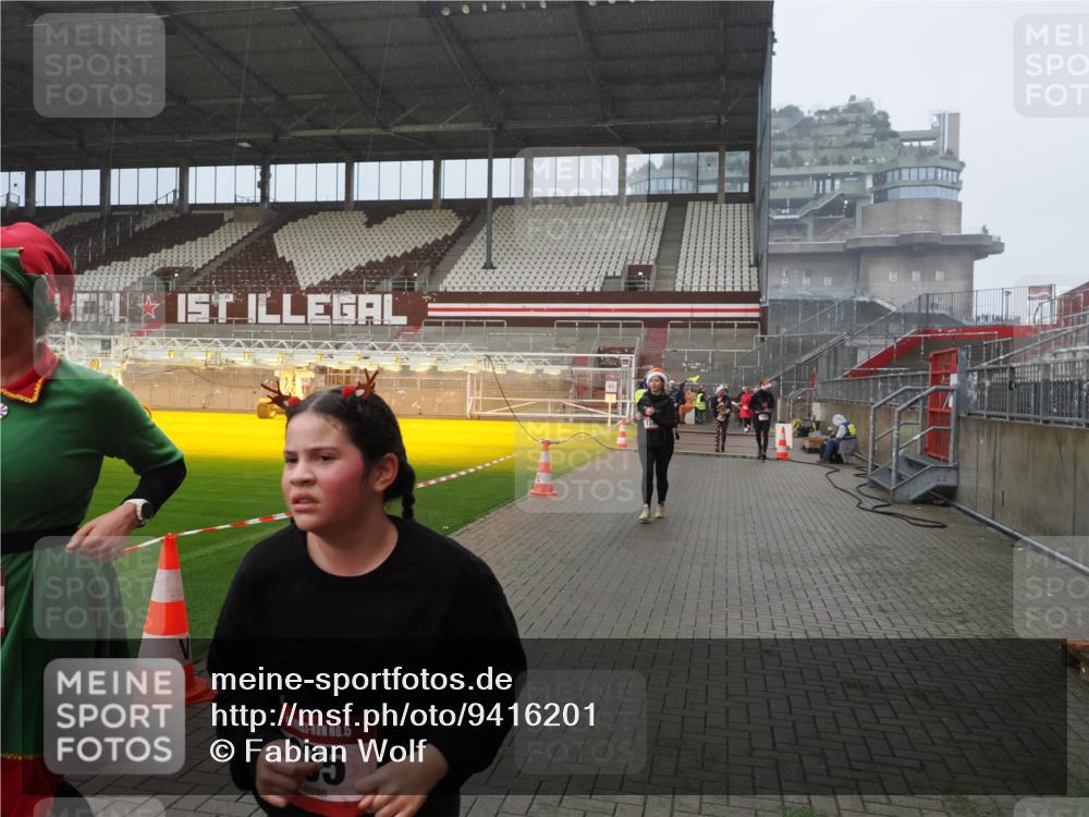 07.12.2025 - St. Pauli X-Mass-Run No. 15 Fabian Wolf http://msf.ph/oto/9416201 07.12.2025 11:08:10 Ziel 100, 629, 635, 653, 772, 774, 1123, 1129, 1226, 1230, 1249, 1342, 1355, 1520, 1525, 1559, 1560, 1596, 1809, 1810, 4798, 4815 meine-sportfotos.de