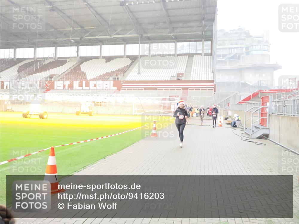 07.12.2025 - St. Pauli X-Mass-Run No. 15 Fabian Wolf http://msf.ph/oto/9416203 07.12.2025 11:08:10 Ziel 100, 629, 635, 653, 772, 774, 1123, 1129, 1226, 1230, 1249, 1342, 1355, 1520, 1525, 1559, 1560, 1596, 1809, 1810, 4798, 4815 meine-sportfotos.de