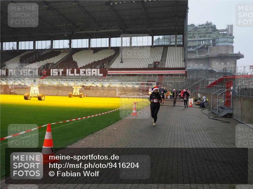07.12.2025 - St. Pauli X-Mass-Run No. 15 Fabian Wolf http://msf.ph/oto/9416204 07.12.2025 11:08:11 Ziel 100, 629, 635, 653, 772, 1129, 1226, 1230, 1249, 1342, 1355, 1520, 1525, 1559, 1560, 1596, 1809, 1810, 4798, 4815 meine-sportfotos.de