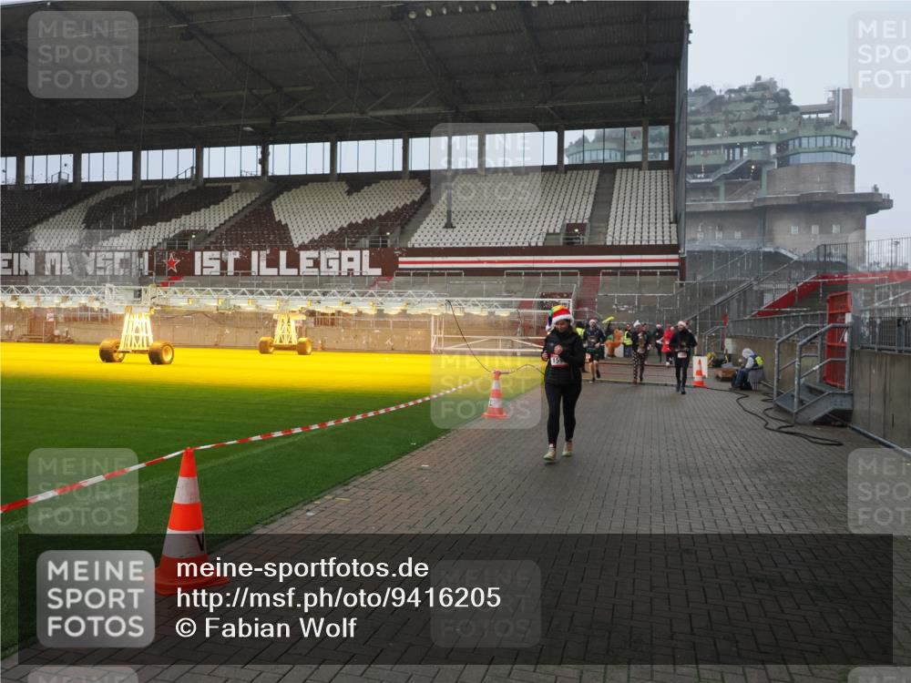 07.12.2025 - St. Pauli X-Mass-Run No. 15 Fabian Wolf http://msf.ph/oto/9416205 07.12.2025 11:08:11 Ziel 100, 629, 635, 653, 772, 1129, 1226, 1230, 1249, 1342, 1355, 1520, 1525, 1559, 1560, 1596, 1809, 1810, 4798, 4815 meine-sportfotos.de