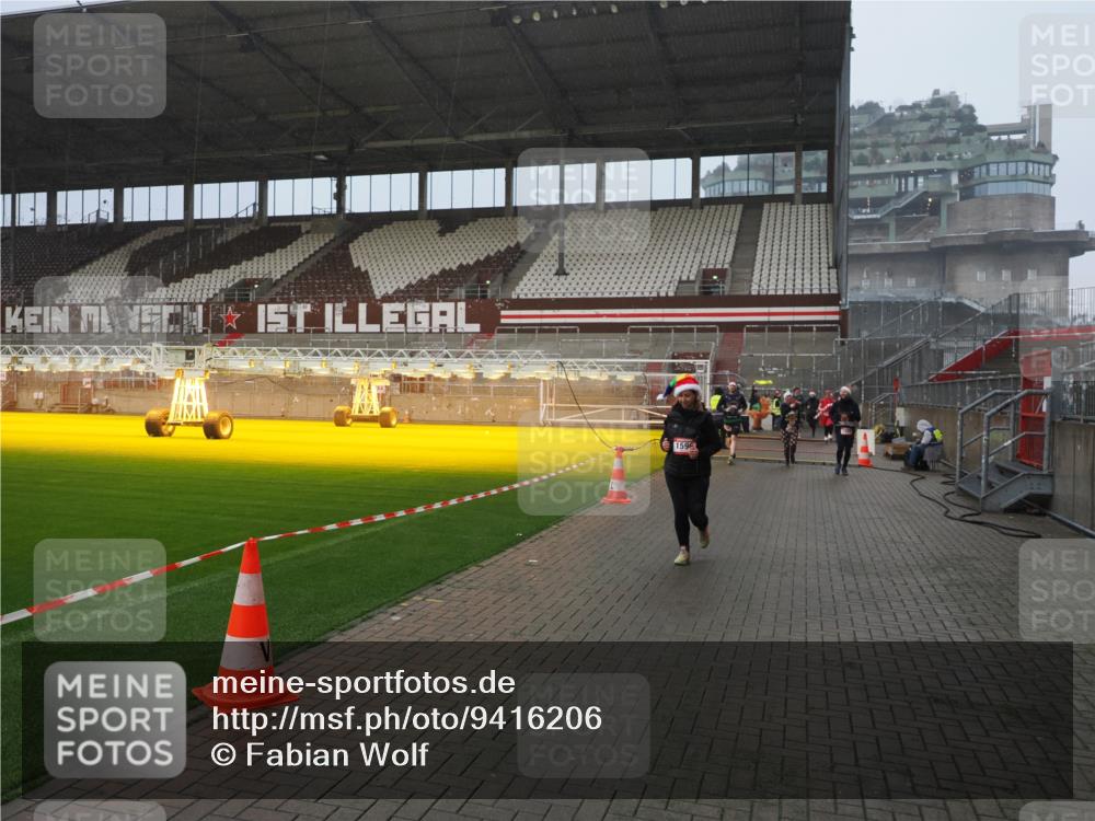 07.12.2025 - St. Pauli X-Mass-Run No. 15 Fabian Wolf http://msf.ph/oto/9416206 07.12.2025 11:08:11 Ziel 100, 629, 635, 653, 772, 1129, 1226, 1230, 1249, 1342, 1355, 1520, 1525, 1559, 1560, 1596, 1809, 1810, 4798, 4815 meine-sportfotos.de