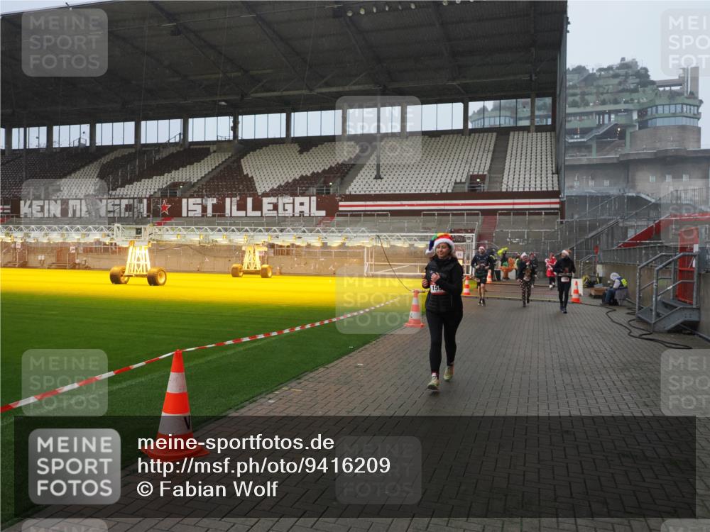 07.12.2025 - St. Pauli X-Mass-Run No. 15 Fabian Wolf http://msf.ph/oto/9416209 07.12.2025 11:08:12 Ziel 100, 629, 635, 653, 772, 1226, 1230, 1249, 1342, 1355, 1520, 1525, 1559, 1560, 1596, 1809, 1810, 4798, 4815 meine-sportfotos.de