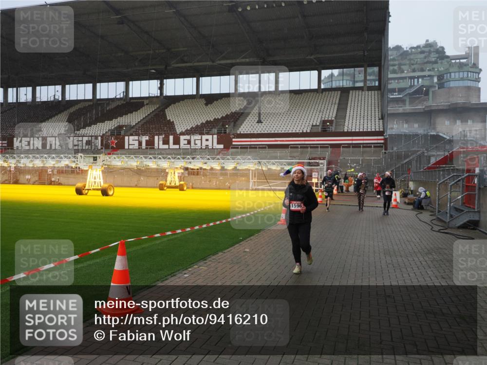 07.12.2025 - St. Pauli X-Mass-Run No. 15 Fabian Wolf http://msf.ph/oto/9416210 07.12.2025 11:08:12 Ziel 100, 629, 635, 653, 772, 1226, 1230, 1249, 1342, 1355, 1520, 1525, 1559, 1560, 1596, 1809, 1810, 4798, 4815 meine-sportfotos.de