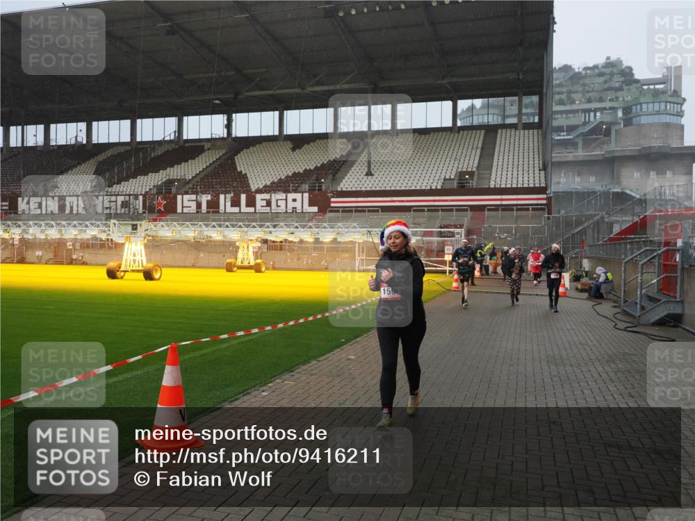 07.12.2025 - St. Pauli X-Mass-Run No. 15 Fabian Wolf http://msf.ph/oto/9416211 07.12.2025 11:08:12 Ziel 100, 629, 635, 653, 772, 1226, 1230, 1249, 1342, 1355, 1520, 1525, 1559, 1560, 1596, 1809, 1810, 4798, 4815 meine-sportfotos.de