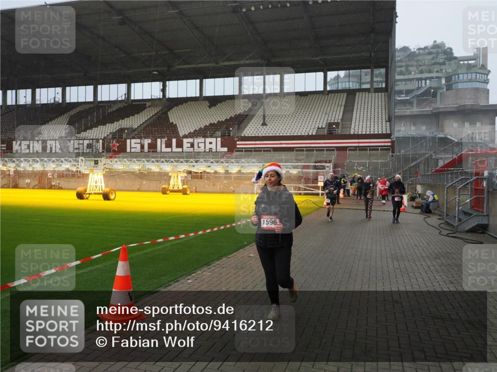 07.12.2025 - St. Pauli X-Mass-Run No. 15 Fabian Wolf http://msf.ph/oto/9416212 07.12.2025 11:08:13 Ziel 100, 629, 635, 653, 1078, 1170, 1226, 1230, 1249, 1342, 1355, 1520, 1525, 1559, 1560, 1596, 1809, 1810, 4798, 4815 meine-sportfotos.de