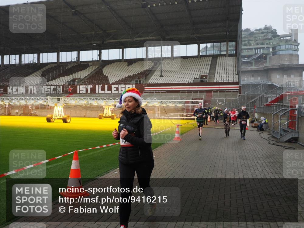 07.12.2025 - St. Pauli X-Mass-Run No. 15 Fabian Wolf http://msf.ph/oto/9416215 07.12.2025 11:08:13 Ziel 100, 629, 635, 653, 1078, 1170, 1226, 1230, 1249, 1342, 1355, 1520, 1525, 1559, 1560, 1596, 1809, 1810, 4798, 4815 meine-sportfotos.de