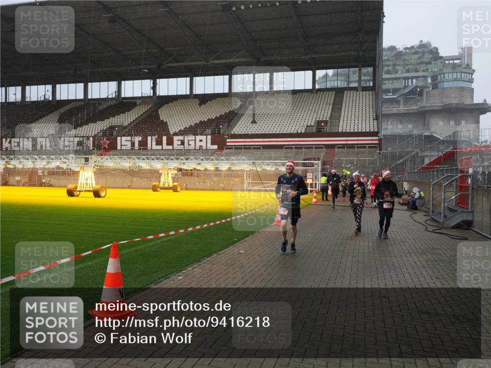 07.12.2025 - St. Pauli X-Mass-Run No. 15 Fabian Wolf http://msf.ph/oto/9416218 07.12.2025 11:08:15 Ziel 100, 396, 629, 635, 758, 1078, 1170, 1226, 1230, 1249, 1355, 1559, 1560, 1596, 1706, 1809, 1810, 4798, 4815 meine-sportfotos.de