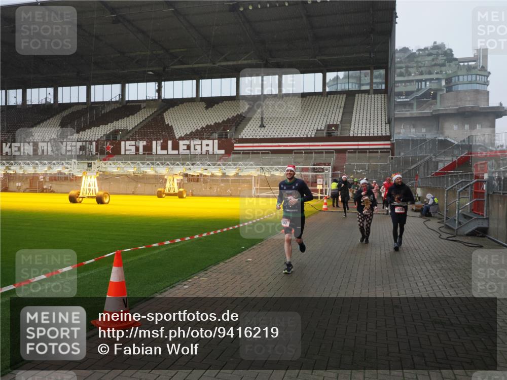 07.12.2025 - St. Pauli X-Mass-Run No. 15 Fabian Wolf http://msf.ph/oto/9416219 07.12.2025 11:08:15 Ziel 100, 396, 629, 635, 758, 1078, 1170, 1226, 1230, 1249, 1355, 1559, 1560, 1596, 1706, 1809, 1810, 4798, 4815 meine-sportfotos.de