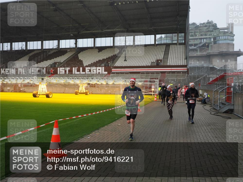 07.12.2025 - St. Pauli X-Mass-Run No. 15 Fabian Wolf http://msf.ph/oto/9416221 07.12.2025 11:08:15 Ziel 100, 396, 629, 635, 758, 1078, 1170, 1226, 1230, 1249, 1355, 1559, 1560, 1596, 1706, 1809, 1810, 4798, 4815 meine-sportfotos.de