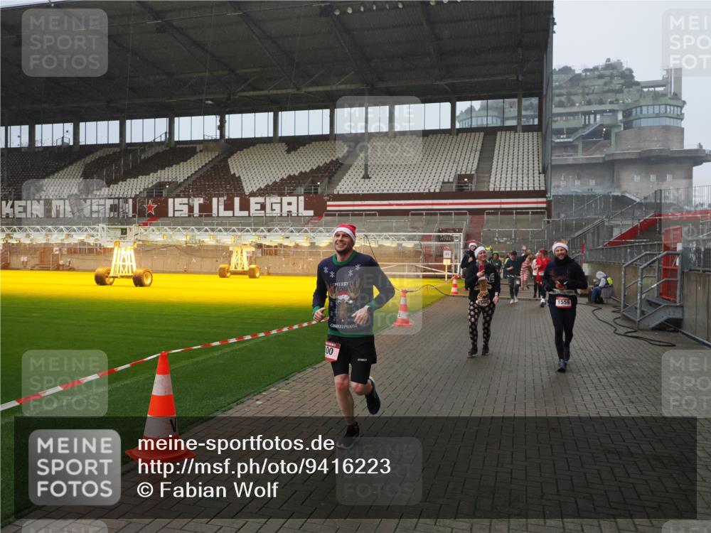 07.12.2025 - St. Pauli X-Mass-Run No. 15 Fabian Wolf http://msf.ph/oto/9416223 07.12.2025 11:08:16 Ziel 100, 396, 446, 629, 635, 758, 1078, 1170, 1226, 1249, 1559, 1560, 1596, 1706, 1809, 1810, 4798 meine-sportfotos.de