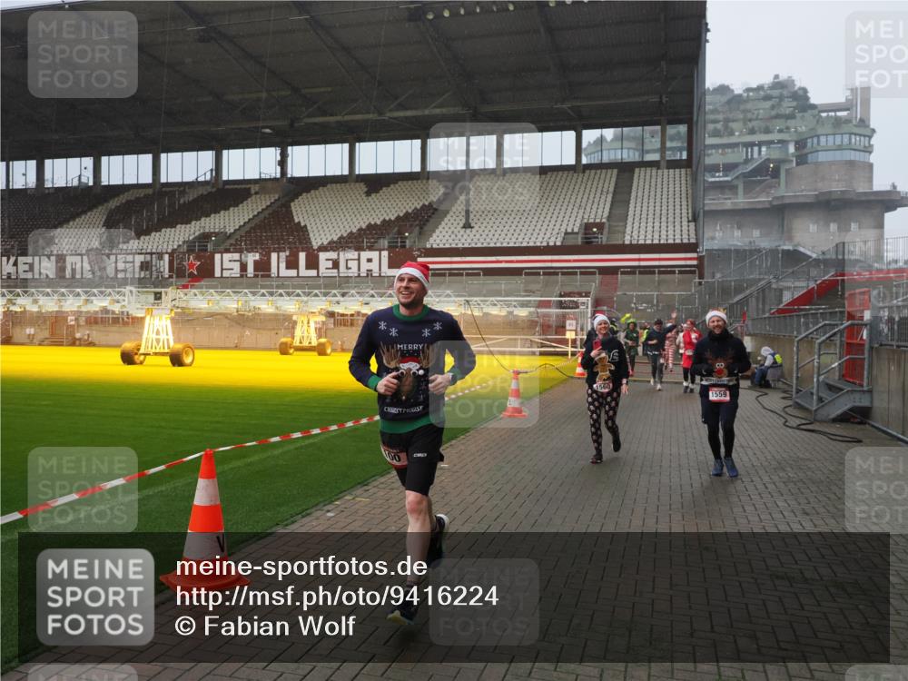 07.12.2025 - St. Pauli X-Mass-Run No. 15 Fabian Wolf http://msf.ph/oto/9416224 07.12.2025 11:08:16 Ziel 100, 396, 446, 629, 635, 758, 1078, 1170, 1226, 1249, 1559, 1560, 1596, 1706, 1809, 1810, 4798 meine-sportfotos.de