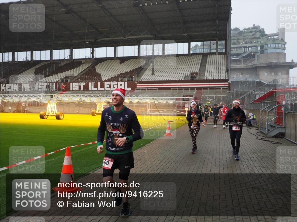 07.12.2025 - St. Pauli X-Mass-Run No. 15 Fabian Wolf http://msf.ph/oto/9416225 07.12.2025 11:08:16 Ziel 100, 396, 446, 629, 635, 758, 1078, 1170, 1226, 1249, 1559, 1560, 1596, 1706, 1809, 1810, 4798 meine-sportfotos.de