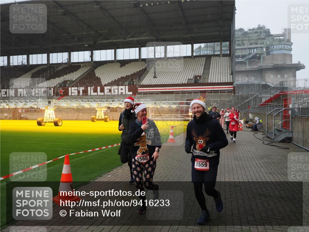 07.12.2025 - St. Pauli X-Mass-Run No. 15 Fabian Wolf http://msf.ph/oto/9416233 07.12.2025 11:08:18 Ziel 100, 396, 446, 629, 635, 758, 1078, 1170, 1559, 1560, 1596, 1706 meine-sportfotos.de