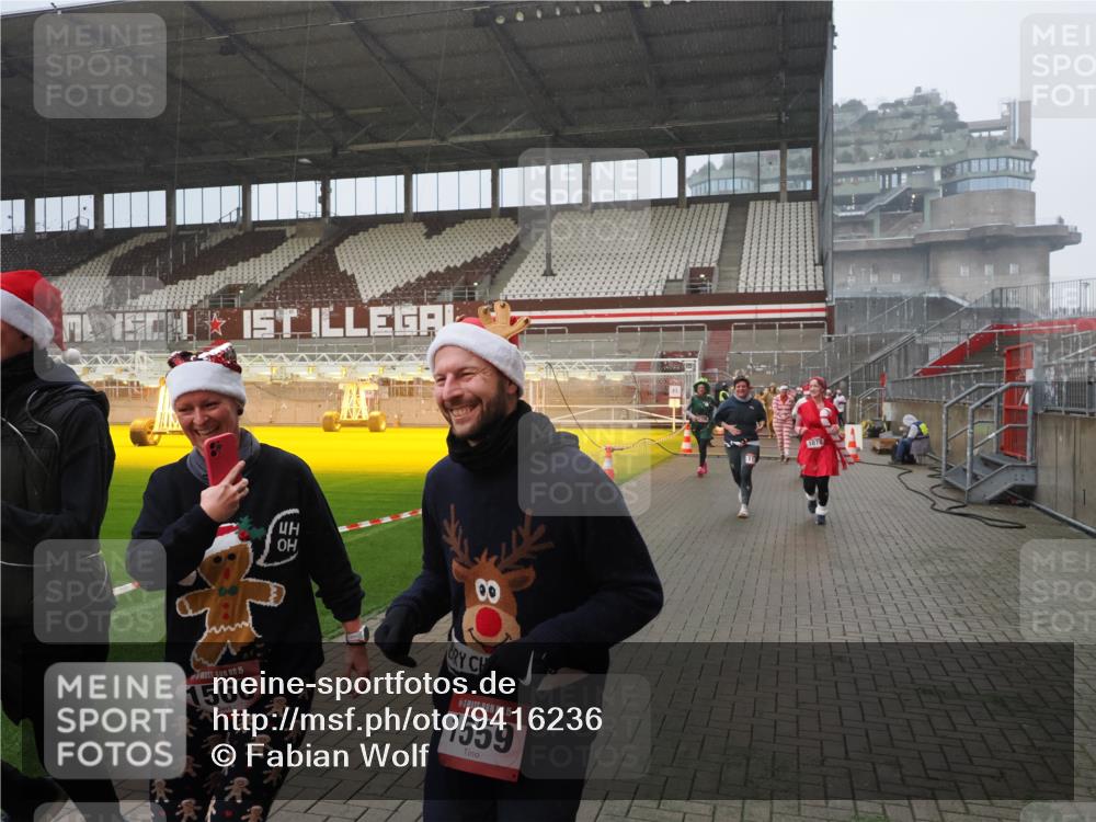 07.12.2025 - St. Pauli X-Mass-Run No. 15 Fabian Wolf http://msf.ph/oto/9416236 07.12.2025 11:08:19 Ziel 100, 396, 446, 629, 635, 758, 1078, 1170, 1559, 1560, 1596, 1706 meine-sportfotos.de