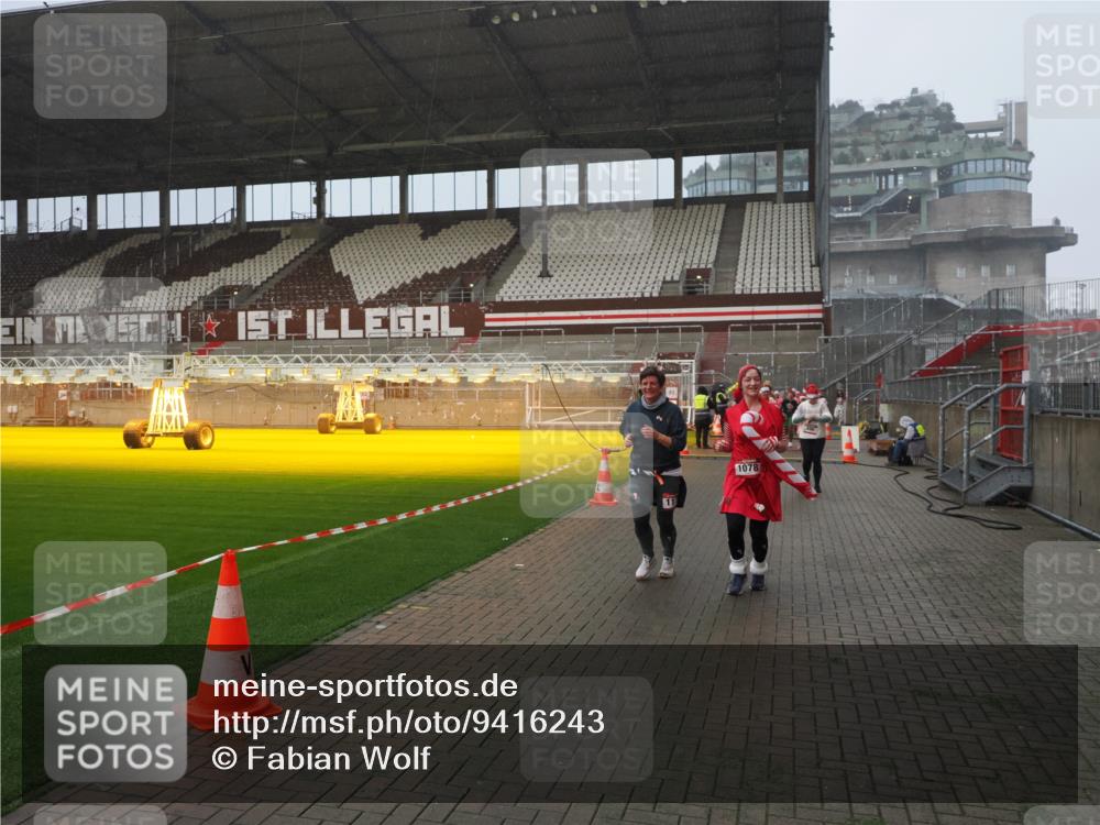07.12.2025 - St. Pauli X-Mass-Run No. 15 Fabian Wolf http://msf.ph/oto/9416243 07.12.2025 11:08:21 Ziel 100, 152, 155, 166, 396, 446, 758, 784, 1078, 1170, 1559, 1560, 1596, 1706 meine-sportfotos.de