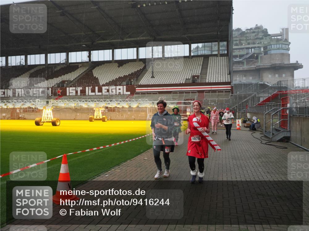 07.12.2025 - St. Pauli X-Mass-Run No. 15 Fabian Wolf http://msf.ph/oto/9416244 07.12.2025 11:08:21 Ziel 100, 152, 155, 166, 396, 446, 758, 784, 1078, 1170, 1559, 1560, 1596, 1706 meine-sportfotos.de
