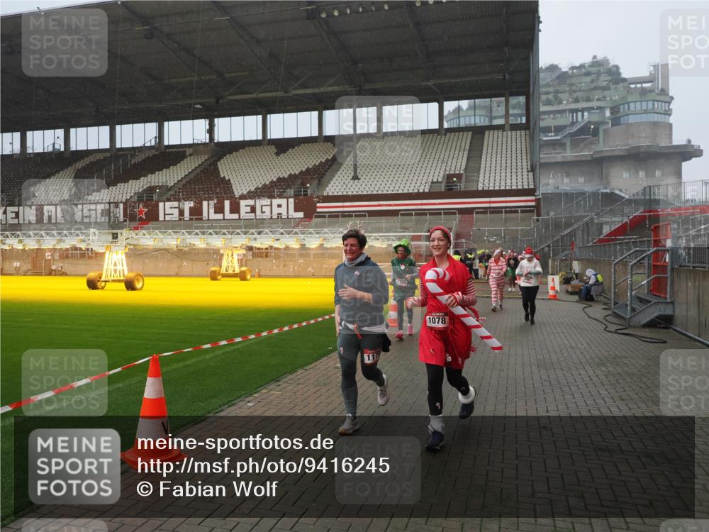 07.12.2025 - St. Pauli X-Mass-Run No. 15 Fabian Wolf http://msf.ph/oto/9416245 07.12.2025 11:08:22 Ziel 100, 152, 155, 166, 396, 446, 758, 784, 1078, 1170, 1184, 1559, 1560, 1596, 1706 meine-sportfotos.de