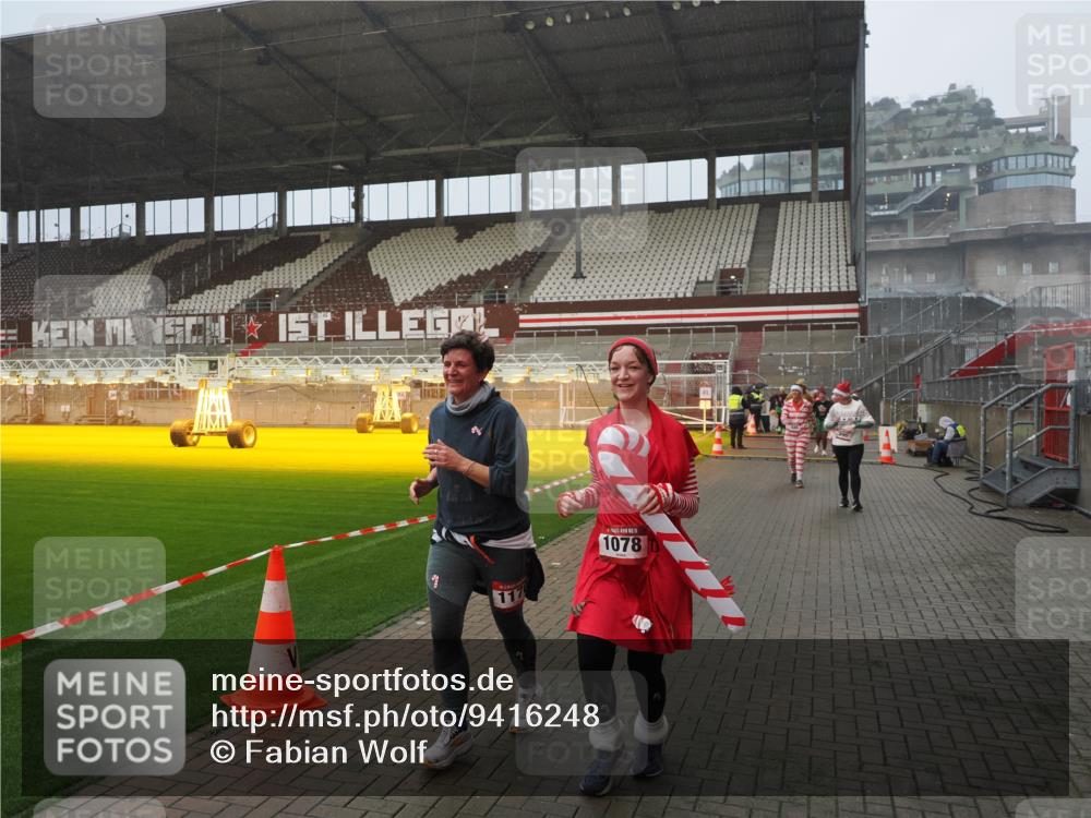 07.12.2025 - St. Pauli X-Mass-Run No. 15 Fabian Wolf http://msf.ph/oto/9416248 07.12.2025 11:08:22 Ziel 100, 152, 155, 166, 396, 446, 758, 784, 1078, 1170, 1184, 1559, 1560, 1596, 1706 meine-sportfotos.de