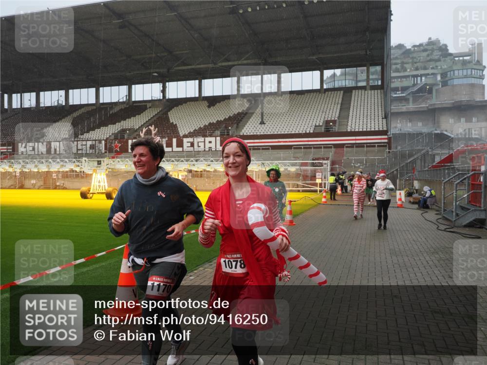 07.12.2025 - St. Pauli X-Mass-Run No. 15 Fabian Wolf http://msf.ph/oto/9416250 07.12.2025 11:08:23 Ziel 100, 152, 155, 166, 396, 446, 758, 784, 1078, 1170, 1184, 1559, 1560, 1596, 1706 meine-sportfotos.de