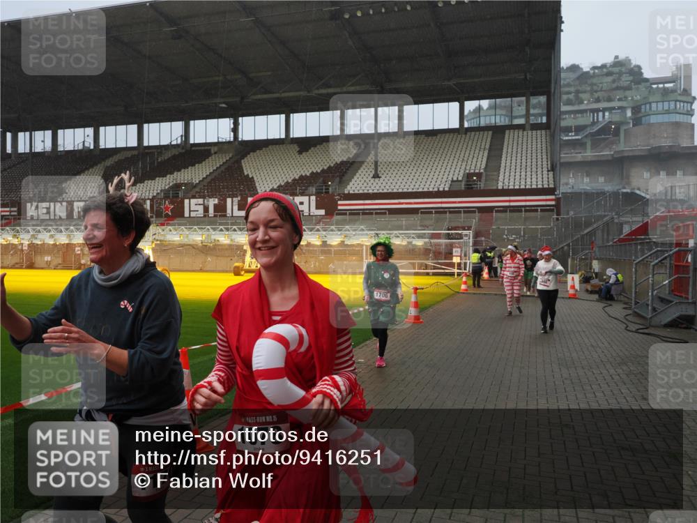 07.12.2025 - St. Pauli X-Mass-Run No. 15 Fabian Wolf http://msf.ph/oto/9416251 07.12.2025 11:08:23 Ziel 100, 152, 155, 166, 396, 446, 758, 784, 1078, 1170, 1184, 1559, 1560, 1596, 1706 meine-sportfotos.de