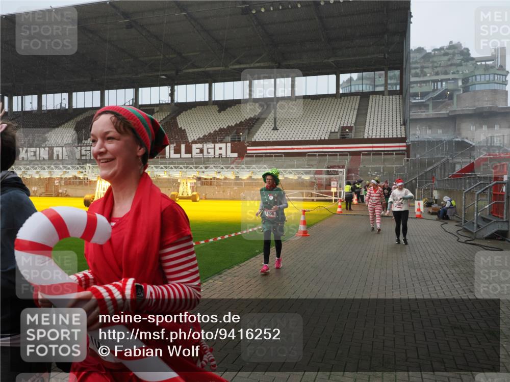 07.12.2025 - St. Pauli X-Mass-Run No. 15 Fabian Wolf http://msf.ph/oto/9416252 07.12.2025 11:08:23 Ziel 100, 152, 155, 166, 396, 446, 758, 784, 1078, 1170, 1184, 1559, 1560, 1596, 1706 meine-sportfotos.de