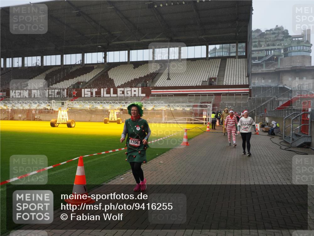 07.12.2025 - St. Pauli X-Mass-Run No. 15 Fabian Wolf http://msf.ph/oto/9416255 07.12.2025 11:08:24 Ziel 100, 152, 155, 166, 396, 446, 758, 784, 1078, 1170, 1184, 1424, 1491, 1559, 1560, 1625, 1706, 2259 meine-sportfotos.de